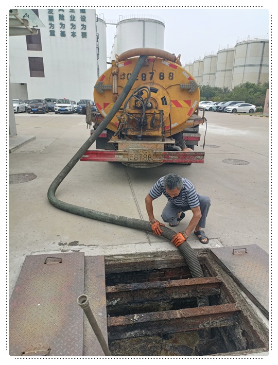 类乌齐隔油池清掏