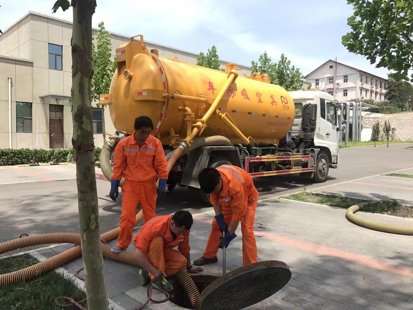 类乌齐管道疏通车停在窨井附近