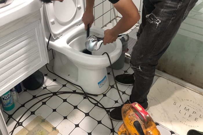类乌齐马桶堵塞自己疏通还是找师傅?专业上门服务让你省时更省心